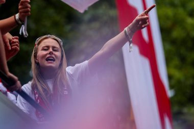 İngiltere 'den Hannah Hampton, 29 Temmuz 2025' te İngiltere 'deki The Mall, Londra' daki Kadın Avro Zafer Töreni 'nde kutlama yapıyor.