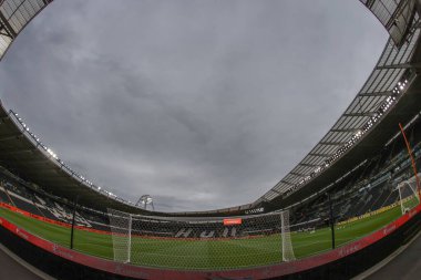 29 Temmuz 2025 'te MKM Stadyumu' nda Hull City ile Sunderland arasındaki sezon öncesi dostluk maçı öncesinde MKM Stadyumu genel olarak izleniyor.