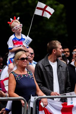 İngiltere 'den önce The Mall' a gelen taraftarlar, 29 Temmuz 2025 'te İngiltere' deki The Mall, Londra 'daki Kadınlar Euro Zafer Yürüyüşü' ne katıldılar.