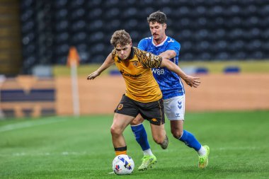 Sunderland 'dan Trai Hume ve Hull City' den Nathan Tinsdale, 29 Temmuz 2025 'te MKM Stadyumu' nda Hull City ile Sunderland arasında oynanan sezon öncesi dostluk maçı sırasında top için mücadele ediyorlar.