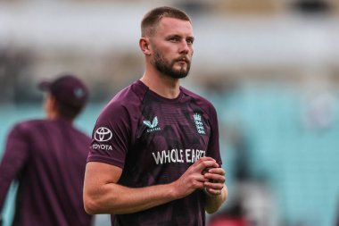 İngiltere 'den Gus Atkinson Rothesay 5. Rothesay Test Günü' nde maç öncesi ısınma oturumunda İngiltere 'ye karşı Hindistan - Kia Oval, Londra, 31 Temmuz 2025