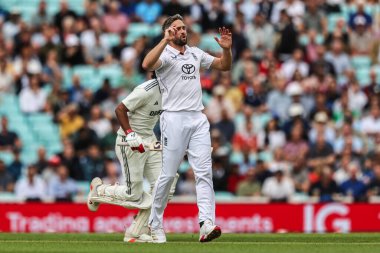 İngiliz Chris Woakes, Rothesay 5. Rothesay Test Günü 1. Maç İngiltere ile Hindistan 'ın 31 Temmuz 2025' teki The Kia Oval, Londra maçı sırasında tepki gösterdi.