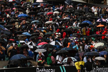 Rothesay 5. Rothesay Test Günü 'nde ani sağanak yağmurun Oval Ofis' i vurmasıyla taraftarlar şemsiyelerini çıkardılar. İngiltere - Hindistan maçı, Kia Oval, Londra, İngiltere, 31 Temmuz 2025