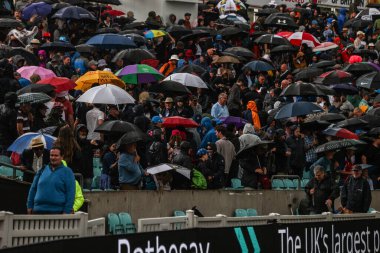 Rothesay 5. Rothesay Test Günü 'nde ani sağanak yağmurun Oval Ofis' i vurmasıyla taraftarlar şemsiyelerini çıkardılar. İngiltere - Hindistan maçı, Kia Oval, Londra, İngiltere, 31 Temmuz 2025