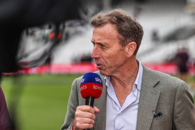 Yayıncı Michael Atherton, Rothesay 5. Rothesay Test Günü 'nde İngiltere kaptanı Ben Stokes ile konuştu. 1. Maç İngiltere - Hindistan maçı, Kia Oval, Londra, İngiltere, 31 Temmuz 2025