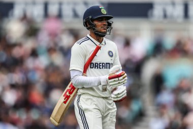 Hindistan kaptanı Shubman Gill, Rothesay 5. Rothesay Test Günü 'nde elendikten sonra İngiltere - Hindistan maçı sırasında 31 Temmuz 2025' te Londra, Kia Oval 'da oyun alanından ayrıldı.