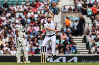 İngiltere 'den Jamie Overton topu Rothesay 5. Rothesay Test Günü 1. Maç Maçı' nda veriyor. Hindistan - Kia Oval, Londra, Birleşik Krallık, 31 Temmuz 2025