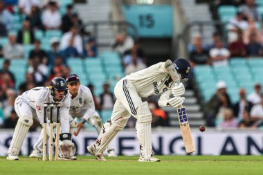 Hindistan 'dan Washington Sundar, Rothesay 5. Rothesay Test Günü 1. Maç sırasında 31 Temmuz 2025' te Londra 'nın başkenti Kia Oval' da İngiltere 'ye karşı Hindistan maçının son atışını yapıyor.