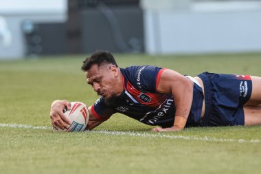 Hull KR takımından Sauaso Sue, 31 Temmuz 2025 'te Salford Community Stadyumu' nda oynanan 20. Salford Red Devils vs Hull KR karşılaşmasında bir deneme için sahaya çıkıyor.