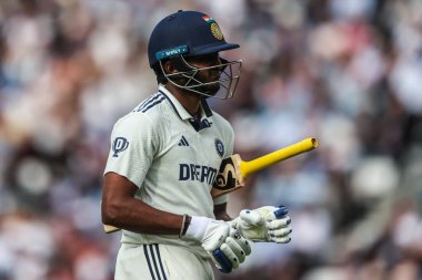 Hindistan 'dan Sai Sudharsan, Rothesay 5. Rothesay Test Günü' nde İngiliz Jamie Smith tarafından 31 Temmuz 2025 'te The Kia Oval, Londra, Birleşik Krallık' ta Hindistan 'a karşı oynanan karşılaşma sırasında oyun alanından ayrıldı.