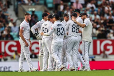 İngiltere 'den Harry Brook, Hindistan' dan Dhruv Jurel 'in 31 Temmuz 2025' te Kia Oval, Londra, İngiltere 'de oynanan 1. Rothesay Test Günü' nde yakalanmasını kutluyor.