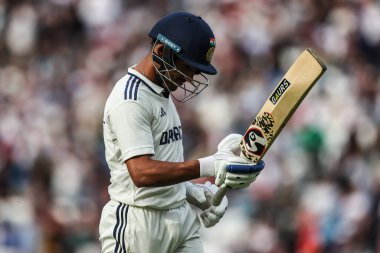 Hindistan 'dan Dhruv Jurel, Rothesay 5. Rothesay Test Günü' nde İngiliz Harry Brook tarafından 31 Temmuz 2025 'te The Kia Oval, Londra' da Hindistan 'a karşı oynanan karşılaşma sırasında oyun alanından ayrıldı.