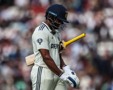 Hindistan 'dan Sai Sudharsan, Rothesay 5. Rothesay Test Günü' nde İngiliz Jamie Smith tarafından 31 Temmuz 2025 'te The Kia Oval, Londra, Birleşik Krallık' ta Hindistan 'a karşı oynanan karşılaşma sırasında oyun alanından ayrıldı.