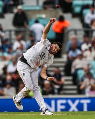 İngiltere 'den Jamie Overton topu Rothesay 5. Rothesay Test Günü 1. Maç Maçı' nda veriyor. Hindistan - Kia Oval, Londra, Birleşik Krallık, 31 Temmuz 2025