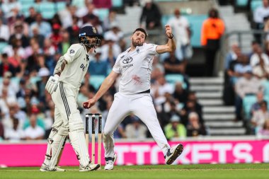 İngiltere 'den Jamie Overton topu Rothesay 5. Rothesay Test Günü 1. Maç Maçı' nda veriyor. Hindistan - Kia Oval, Londra, Birleşik Krallık, 31 Temmuz 2025