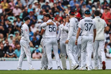 İngiltere 'nin Josh Dili, 31 Temmuz 2025' te Kia Oval, Londra, İngiltere 'de oynanan Rothesay 5. Test Günü' nde Hintli Ravindra Jadeja 'nın kalesini kutluyor.