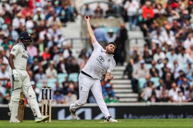 İngiltere 'den Jamie Overton topu Rothesay 5. Rothesay Test Günü 1. Maç Maçı' nda veriyor. Hindistan - Kia Oval, Londra, Birleşik Krallık, 31 Temmuz 2025