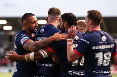 Hull KR 'dan Joe Burgess, 31 Temmuz 2025' te Salford Community Stadyumu 'nda oynanan 20. Salford Red Devils vs Hull KR karşılaşmasında hat-trick denemesini kutluyor.
