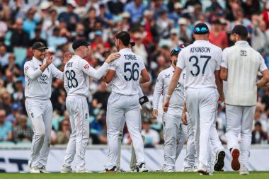 İngiltere 'nin Josh Dili, 31 Temmuz 2025' te Kia Oval, Londra, İngiltere 'de oynanan Rothesay 5. Test Günü' nde Hintli Ravindra Jadeja 'nın kalesini kutluyor.