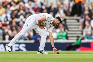 İngiltere 'den Jamie Overton, topu Rothesay 5. Rothesay Test Günü 1. Maç sırasında Londra, Kia Oval, İngiltere' de Hindistan 'a karşı 31 Temmuz 2025' te toplar.