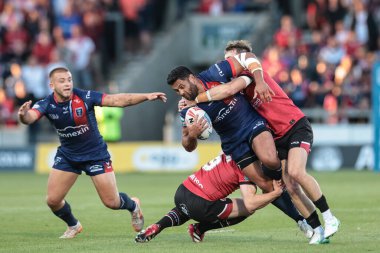 Hull KR 'dan Rhyse Martin, Salford Red Devils' den Matty Foster ve Salford Red Devils 'den Joe Mellor tarafından 31 Temmuz 2025' te Salford Community Stadyumu, Eccles, İngiltere 'de oynanan 20.