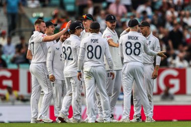 İngiltere 'den Harry Brook, Hindistan' dan Dhruv Jurel 'in 31 Temmuz 2025' te Kia Oval, Londra, İngiltere 'de oynanan 1. Rothesay Test Günü' nde yakalanmasını kutluyor.