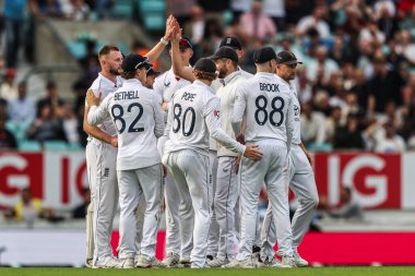 İngiltere 'den Harry Brook, Hindistan' dan Dhruv Jurel 'in 31 Temmuz 2025' te Kia Oval, Londra, İngiltere 'de oynanan 1. Rothesay Test Günü' nde yakalanmasını kutluyor.