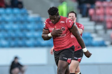 Salford Red Devils takımından Justin Sangare, 31 Temmuz 2025 'te Salford Community Stadyumu' nda oynanan 20. Salford Red Devils vs Hull KR karşılaşmasında denemesini kutluyor.