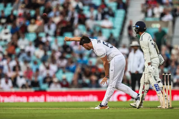 Rothesay 5. Rothesay Test Günü 'nde topu İngiltere' ye karşı Hindistan - Kia Oval, Londra, Birleşik Krallık, 31 Temmuz 2025 karşılaşmasında veriyor.