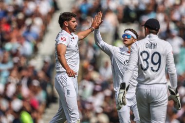 İngiltere 'nin Josh Dili, 5. Rothesay Test Maçı' nda Hindistan 'ın Karun Nair kalesini kutluyor. 2. İngiltere - Kia Oval, Londra, 1 Ağustos 2025