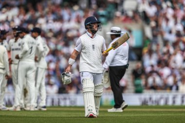 İngiltere 'den Ben Duckett, 1 Ağustos 2025' te Kia Oval, Londra, İngiltere 'de oynanan 5. Rothesay Test Maçı' nda Hintli Dhruv Jurel tarafından yakalandıktan sonra sahadan ayrıldı.