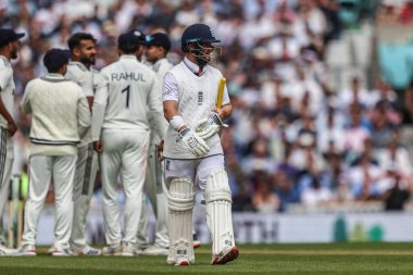 İngiltere 'den Ben Duckett, 1 Ağustos 2025' te Kia Oval, Londra, İngiltere 'de oynanan 5. Rothesay Test Maçı' nda Hintli Dhruv Jurel tarafından yakalandıktan sonra sahadan ayrıldı.