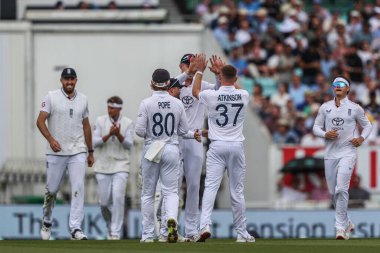 İngiltere 'den Gus Atkinson, 1 Ağustos 2025' te Kia Oval, Londra, İngiltere 'de oynanan 5. Rothesay Test Maçı' nda Hintli Mohammed Siraj 'ın kalesini kutluyor.