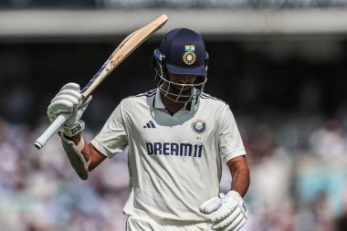 Hindistan 'dan Washington Sundar, 5. Rothesay Test Maçı 2. İngiltere - Hindistan maçı sırasında 1 Ağustos 2025' te Londra, Kia Oval 'da İngiliz Jamie Overton tarafından yakalandıktan sonra sahadan ayrıldı.