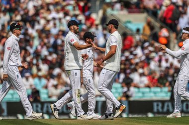 İngiltere 'den Jamie Overton, 1 Ağustos 2025' te Londra, Kia Oval 'de oynanan 5. Rothesay Test Maçı' nda Hindistan 'ın Washington Sundar kalesini kutluyor.
