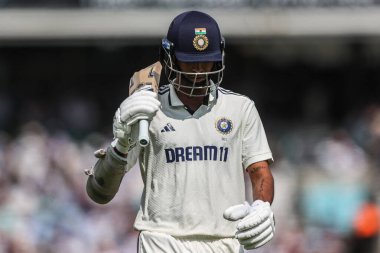 Hindistan 'dan Washington Sundar, 5. Rothesay Test Maçı 2. İngiltere - Hindistan maçı sırasında 1 Ağustos 2025' te Londra, Kia Oval 'da İngiliz Jamie Overton tarafından yakalandıktan sonra sahadan ayrıldı.