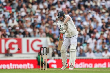 İngiltere 'den Zak Crawley, 5. Rothesay Test Maçı 2. İngiltere - Hindistan maçı sırasında Londra, Kia Oval, 1 Ağustos 2025' te topa dört tur vuruyor ve yarım asır kazanıyor.