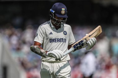 Hindistan 'dan Washington Sundar, 5. Rothesay Test Maçı 2. İngiltere - Hindistan maçı sırasında 1 Ağustos 2025' te Londra, Kia Oval 'da İngiliz Jamie Overton tarafından yakalandıktan sonra sahadan ayrıldı.