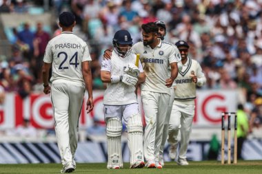 İngiltere 'den Ben Duckett, 1 Ağustos 2025' te Kia Oval, Londra, İngiltere 'de oynanan 5. Rothesay Test Maçı' nda Hintli Dhruv Jurel tarafından yakalandıktan sonra sahadan ayrıldı.