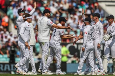 İngiltere 'den Jamie Overton, 1 Ağustos 2025' te Londra, Kia Oval 'de oynanan 5. Rothesay Test Maçı' nda Hindistan 'ın Washington Sundar kalesini kutluyor.