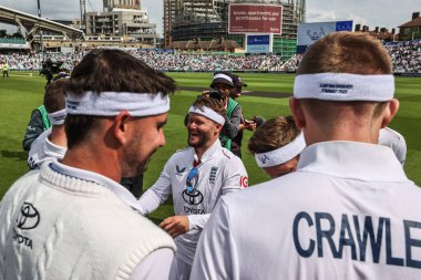 İngiltere 'den Ben Duckett, 5. Rothesay Test Maçı 2. İngiltere - Hindistan maçı sırasında 1 Ağustos 2025' te Londra, Kia Oval 'de takım arkadaşlarıyla konuştu.