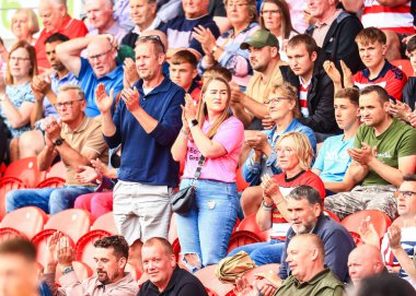 Doncaster Rovers taraftarları Doncaster Rovers 'dan Jamie Sterry' yi Sky Bet 1 karşılaşmasında Doncaster Rovers Exeter City 'ye karşı Eco-Power Stadyumu, Doncaster, Birleşik Krallık' ta alkışladılar. 