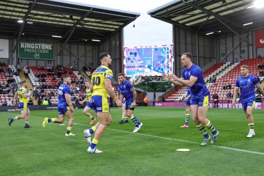 Warrington Wolves 'tan Ben Currie ve Warrington Wolves' tan Ryan Matterson maç öncesi ısınma turunda Betfred 20. Leigh Leopards 'a karşı Warrington Wolves Leigh, Leigh, İngiltere' deki Leigh Spor Köyü 'nde, 