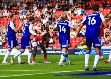 Doncaster Rovers takımından Damola Ajayi, 2 Ağustos 2025 'te Eco-Power Stadyumu' nda oynanan Sky Bet 1 karşılaşmasında kaçırılan bir şansa tepki gösterdi.