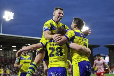 Warrington Wolves 'tan Jake Thewlis Betfred Süper Lig 20. Leigh Leopards' a karşı Leigh Spor Köyü, Leigh, İngiltere 'deki Leigh Wolves maçında takım arkadaşlarıyla denemesini kutluyor.,  