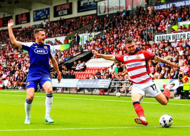 Doncaster Rovers 'dan Glenn Middleton, 2 Ağustos 2025' te Eco-Power Stadyumu 'nda oynanan Sky Bet 1 karşılaşmasında topu oyunda tutmaya çalışıyor.