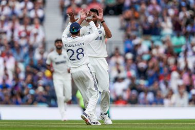 Hindistan 'dan Prasidh Krishna, Ben Duckett' in 5. Rothesay Test Maçı 'nda işten çıkarılması sonrasında takım arkadaşlarıyla kutluyor. 4.