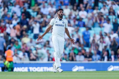 Hindistan 'dan Muhammed Siraj, İngiltere' den Zak Crawley 'in 5. Rothesay Test Maçı' nda kovulmasını kutluyor. 3.
