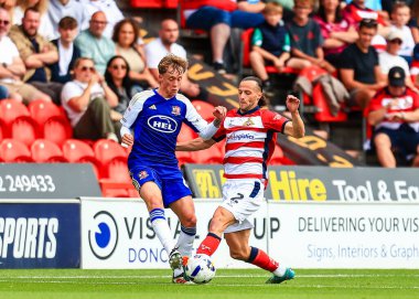 Doncaster Rovers 'dan Jamie Sterry, Exeter City' den Ethan Brierley 'i Sky Bet 1 maçı sırasında Eco-Power Stadyumu, Doncaster' da Doncaster Rovers 'a karşı Exeter City maçında yendi.