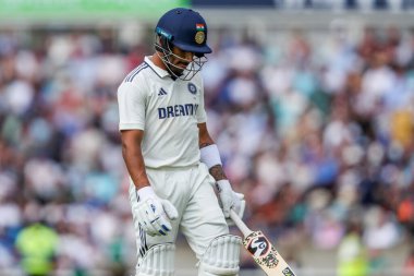 Hintli Dhruv Jurel, 5. Rothesay Test Maçı 'nda işten çıkarılmasının ardından üzgün görünüyor. 3. İngiltere Hindistan' a karşı Kia Oval, Londra, 2 Ağustos 202